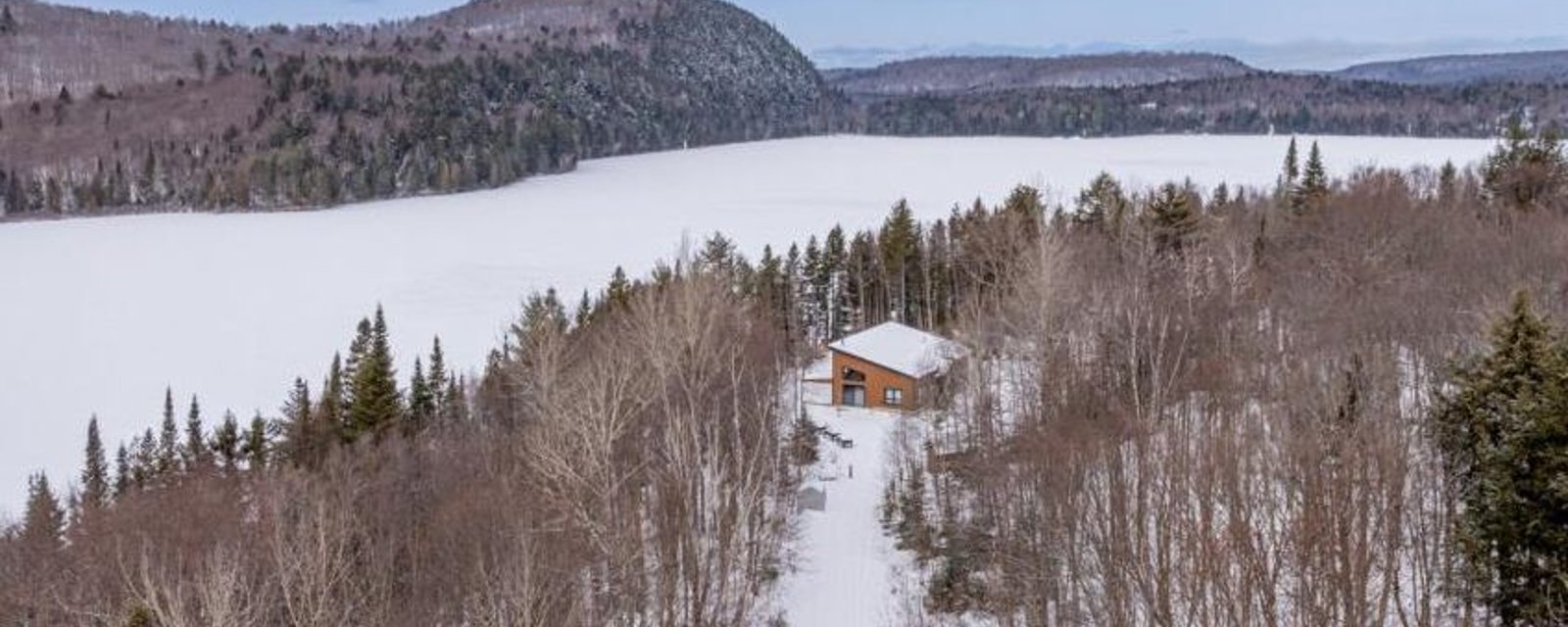 Superbe refuge au décor farmhouse blotti dans un paradis naturel de 119 920 pi²