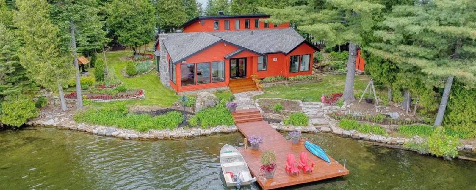 Prix réduit de 150 000$! Cottage unique en son genre érigé sur une île privée dans les Laurentides