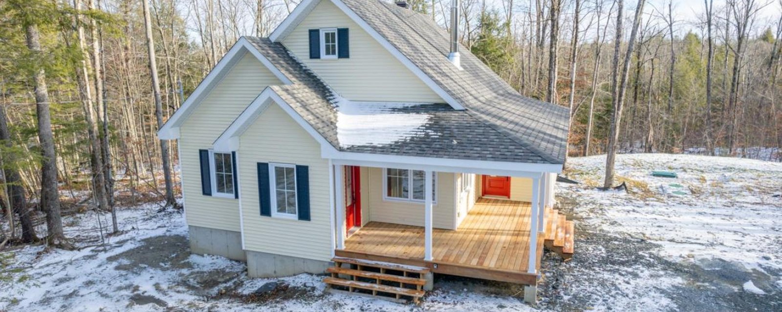 Chaleureux cottage au goût du jour en harmonie avec la nature sur un paisible lot de 86 947 pi²