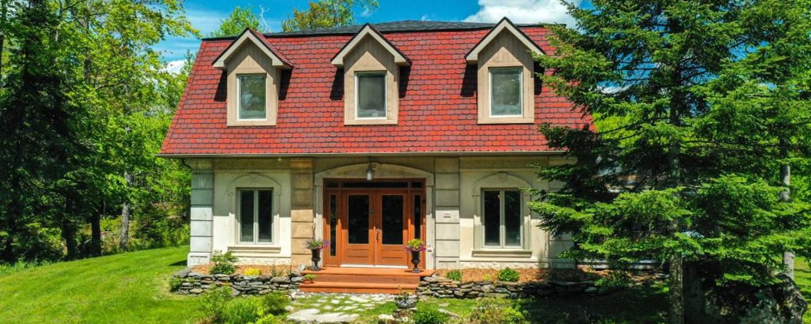 Le charme bucolique à son meilleur! Splendide propriété érigée entre campagne et forêt sur un lot paisible de 190 687 pi²