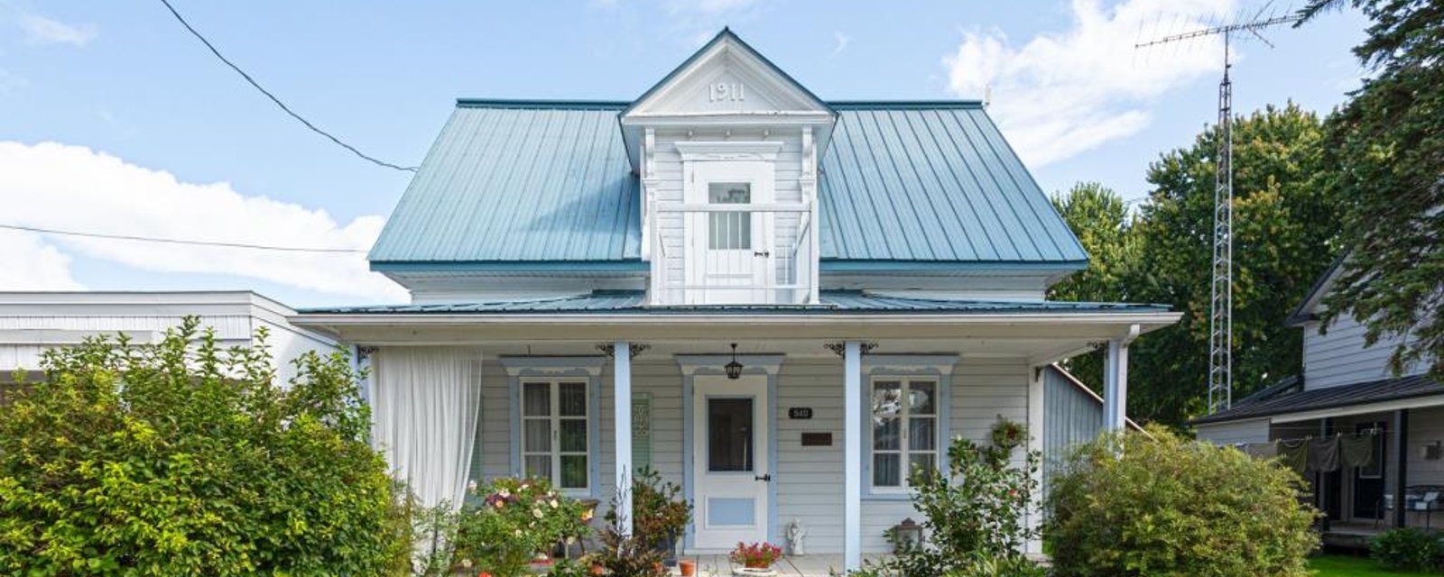 Adorable cottage à 287 000$ qui se démarque par son charme unique 