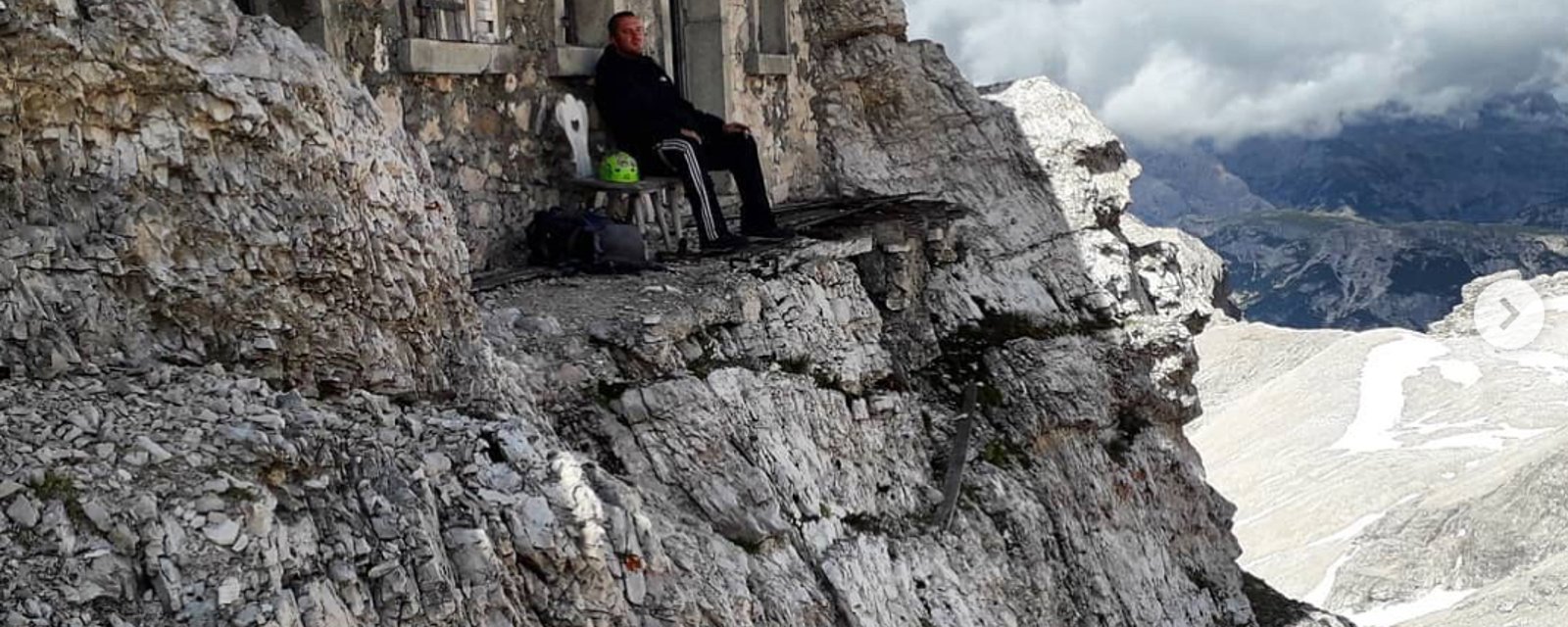 Cette mystérieuse cabane à flanc de montagne est reconnue comme la « maison la plus solitaire » du monde