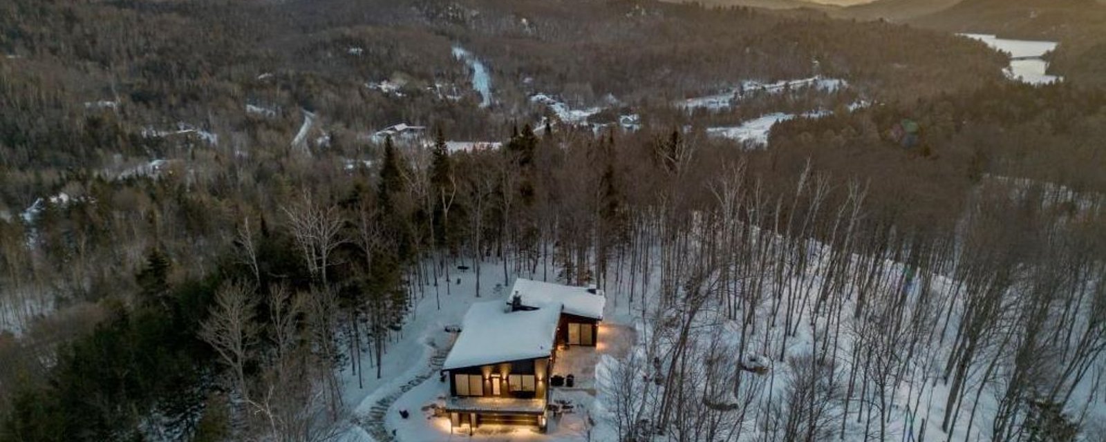 Refuge d’exception perché en montagne dans un écrin boisé de 236 214 pi²
