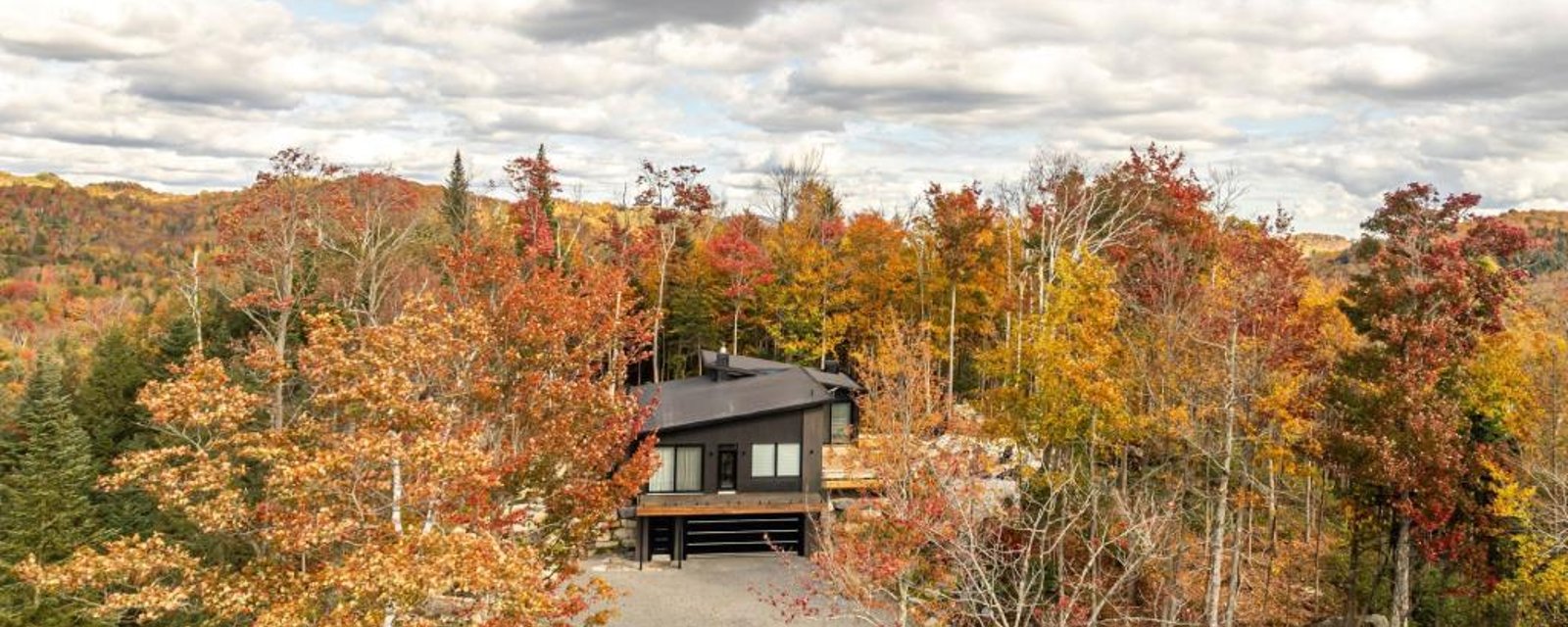 Évasion absolue dans ce paisible sanctuaire de 236 214 pi² à flanc de montagne