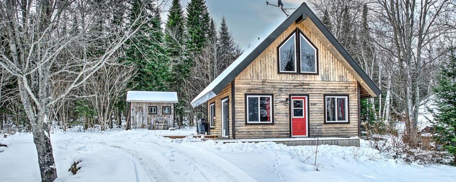 Le parfait chalet aux boiseries chaleureuses à vendre meublé pour 195 000$