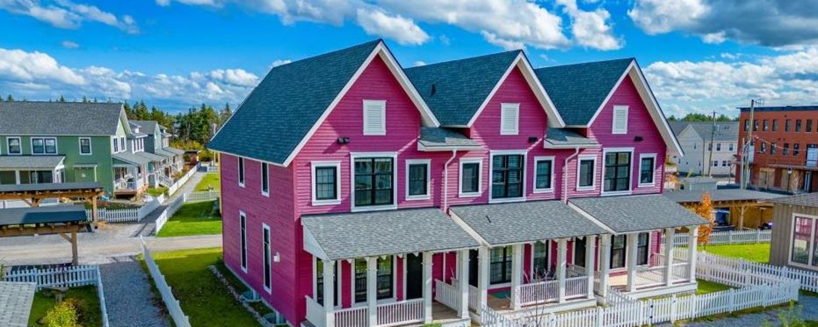 Sise dans un quartier digne d'un décor de film, cette maison possède un intérieur très différent de sa façade colorée