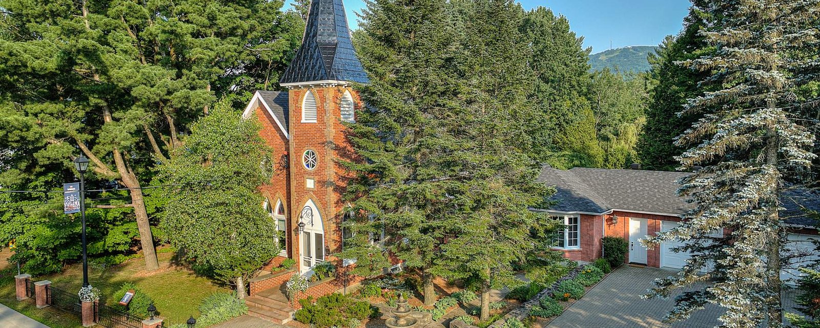 Impressionnante transformation d'une église centenaire située au cœur du village de Bromont