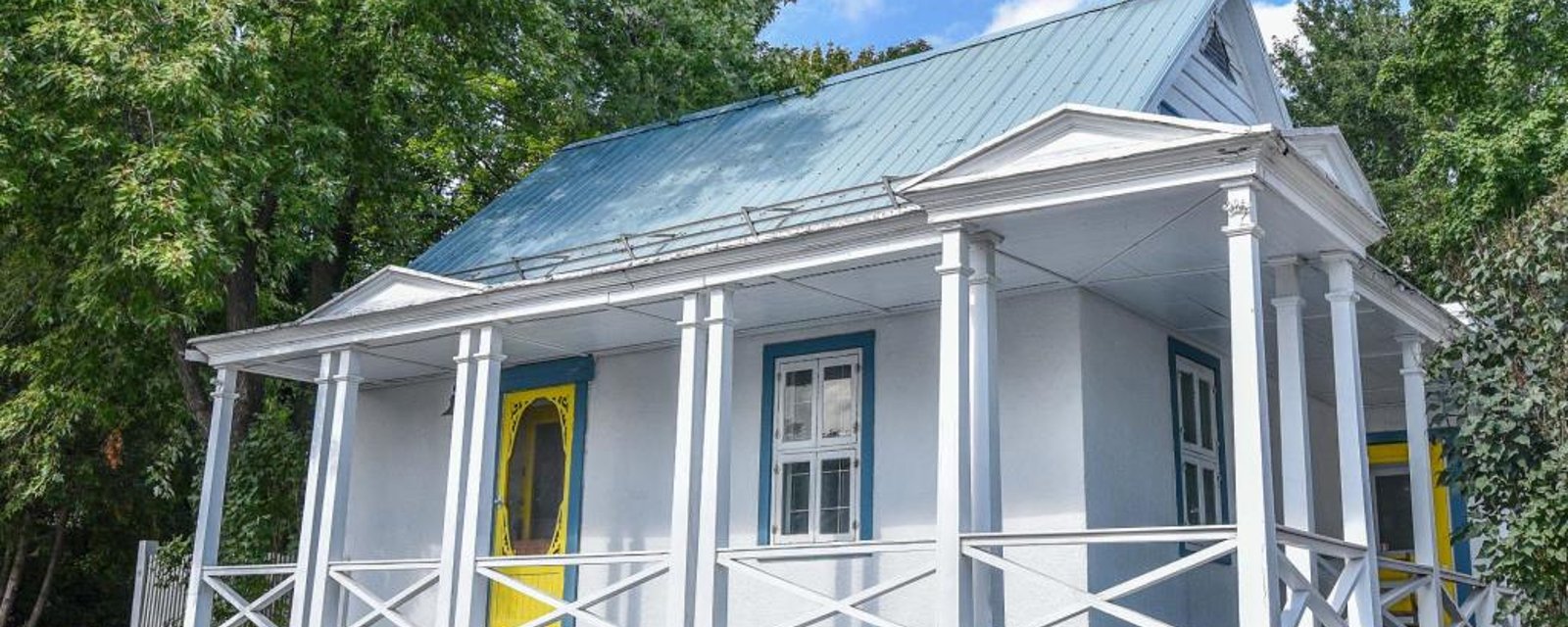 Adorable maison mansardée pleine de cachet avec cour verdoyante aux multiples attraits