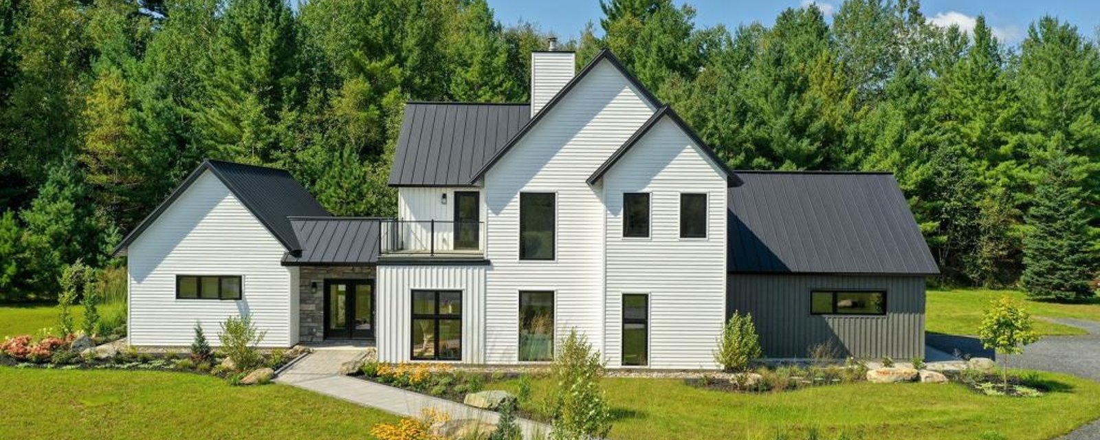 Succombez aux charmes de cette maison au style épuré synonyme de bonheur familial, d'élégance et d'espace à profusion