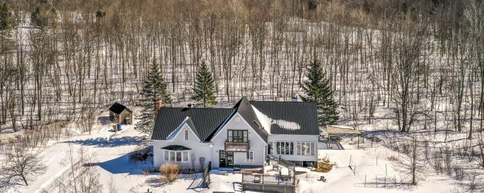 Optez pour le charme de la campagne et de la nature dans cette maison meublée sise sur un terrain de 77 537 pi²