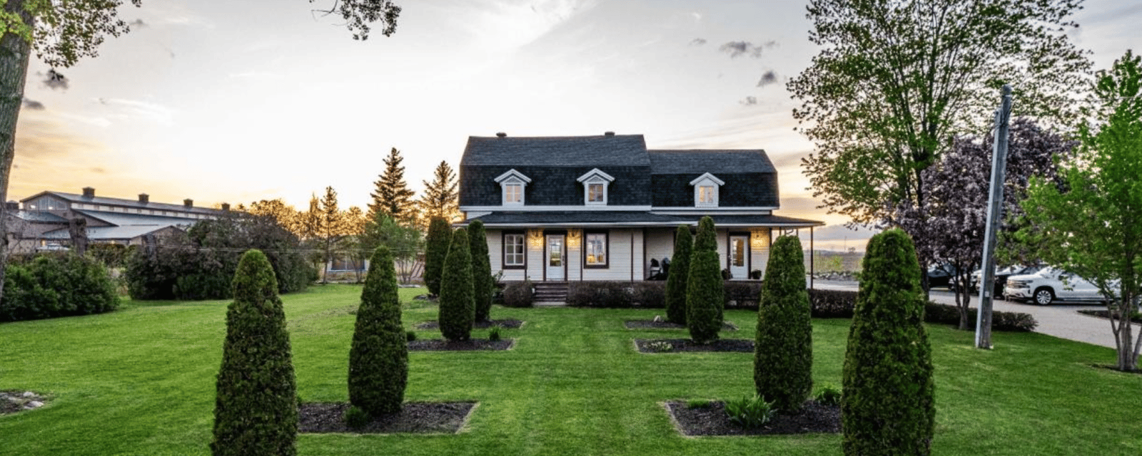 Cette coquette farmhouse centenaire de 1862 entièrement rénovée vous attend