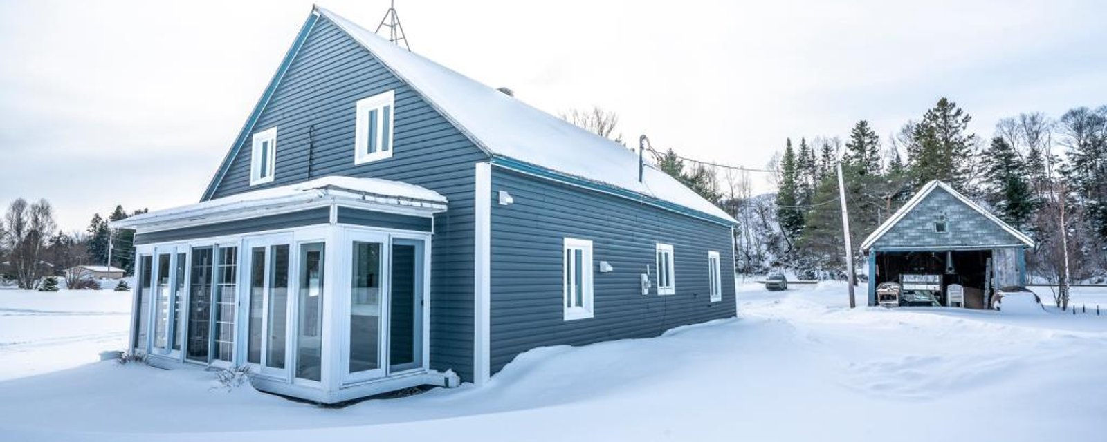 Évadez-vous dans un environnement idyllique dans cette jolie maison meublée de 3 chambres à 179 900$