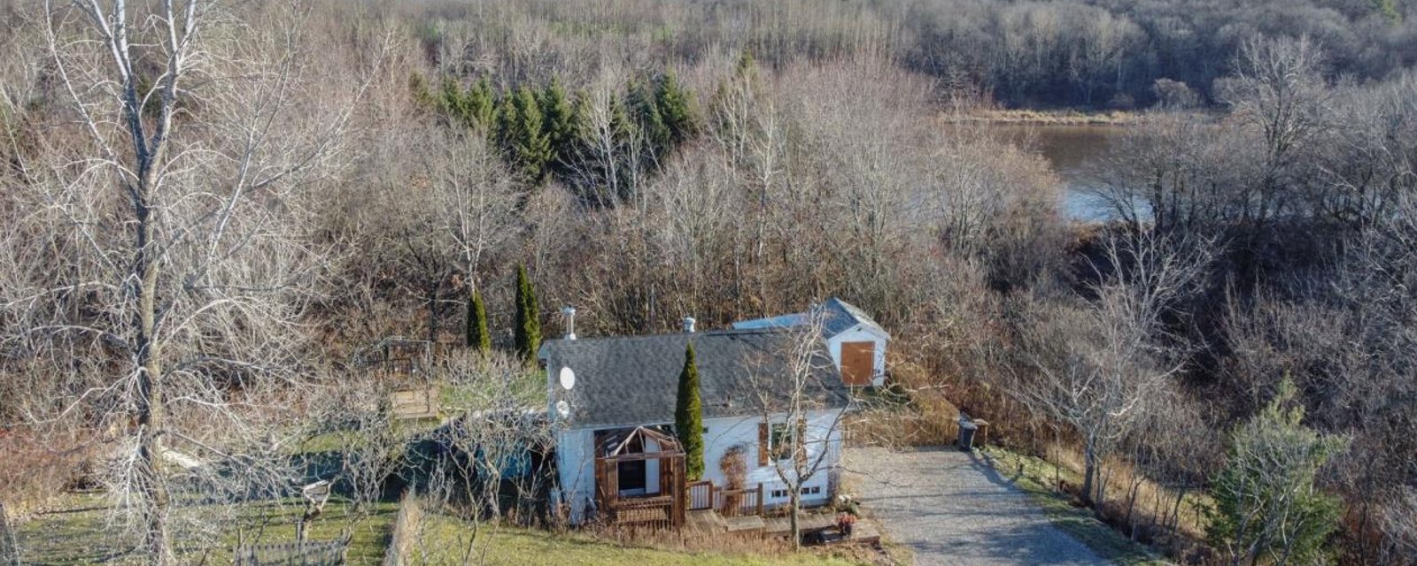 Jolie maison riveraine baignée de lumière dans un havre de paix bucolique de 161 846 pi²