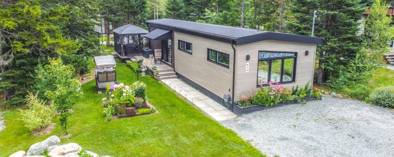 Baisse de prix! Visitez l'intérieur de cette jolie maison modulaire située à 15 minutes de Bromont