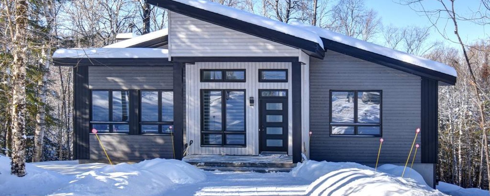 Confort et détente vous attendent dans cette contemporaine baignée de lumière et sise sur un lot boisé d'1 acre 