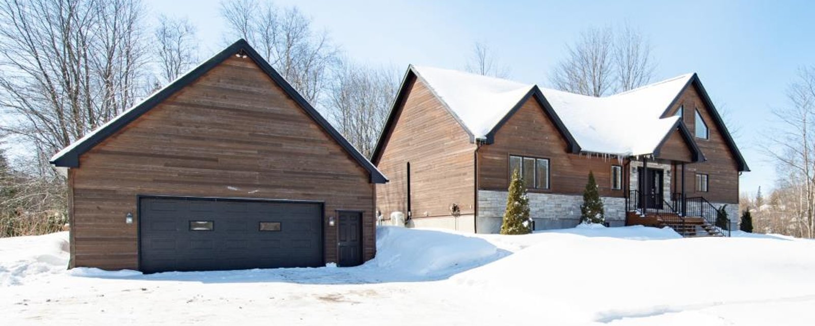 Magnifique décor, espace à profusion, terrain boisé de 69 190 pi², cour de rêve: une maison géniale pour une famille!