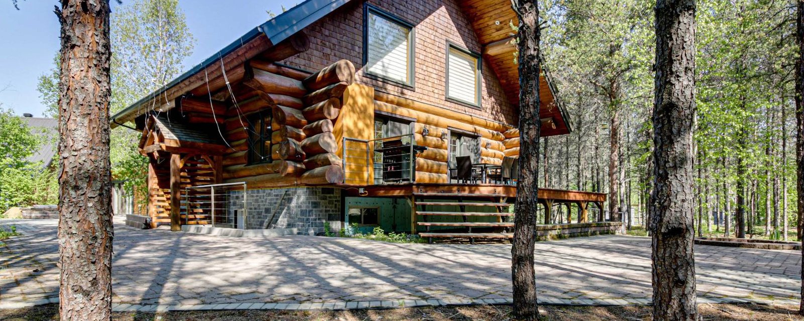 Superbe propriété en bois rond située sur un terrain de plus de 45 000 pi²