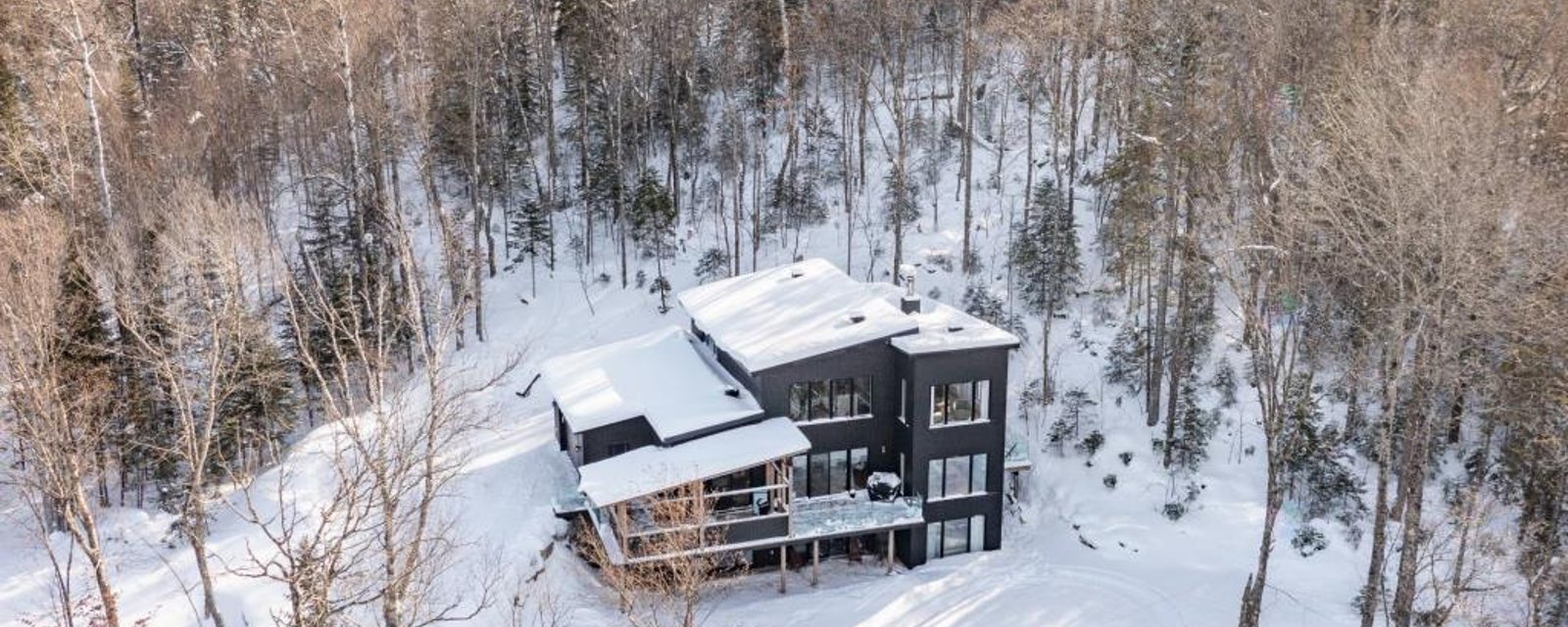 Paradis boisé de 70 485 pi² en montagne à quelques pas d'un lac