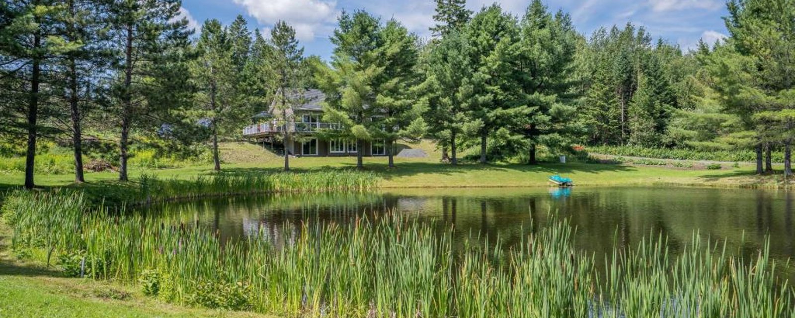 Vivez de manière entièrement autonome dans cette magnifique maison nichée sur un terrain de 127 503 pi²