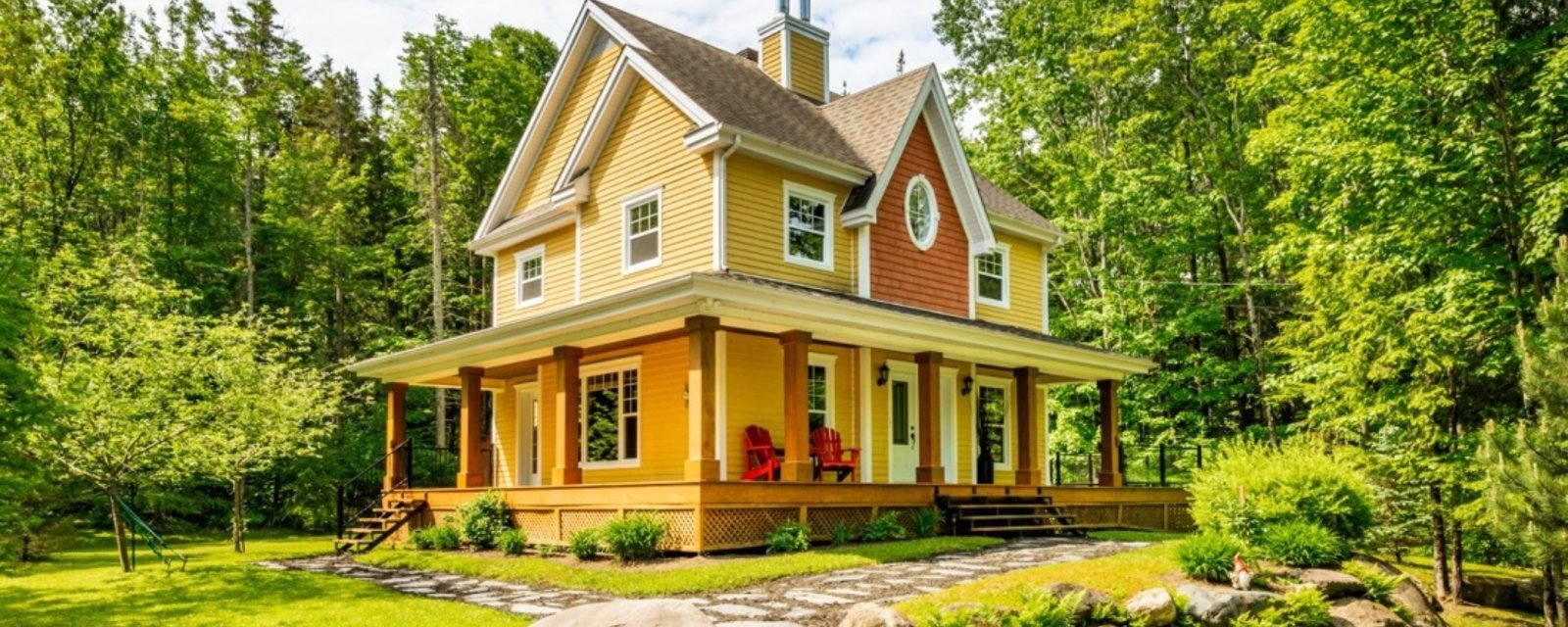 Nouvelle sur le marché! Charmant cottage situé dans un domaine exclusif où le raffinement et la nature se côtoient harmonieusement