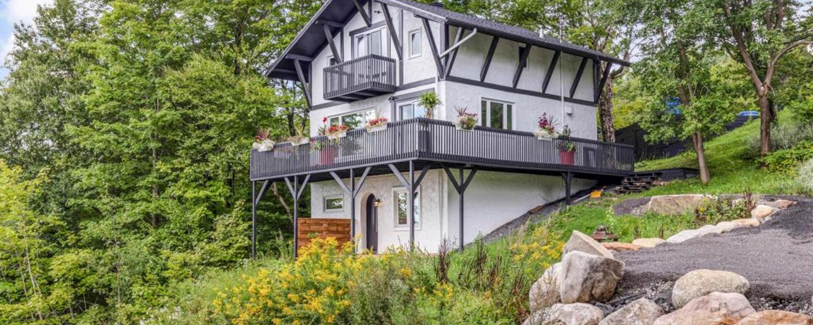 À l'abri des regards! Cottage fraîchement rénové avec vue paradisiaque sur les montagnes