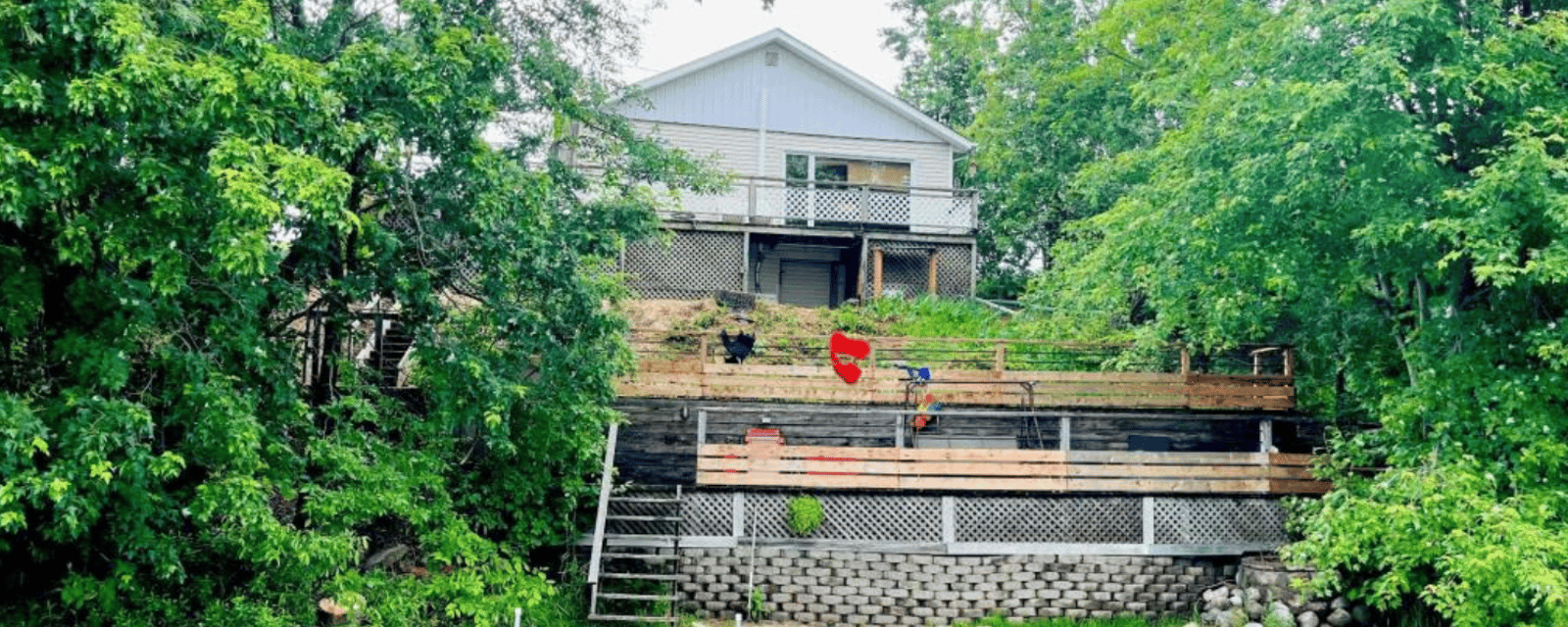 On a baissé le prix de ce chalet paisible vendu entièrement meublé sur le bord de l'eau