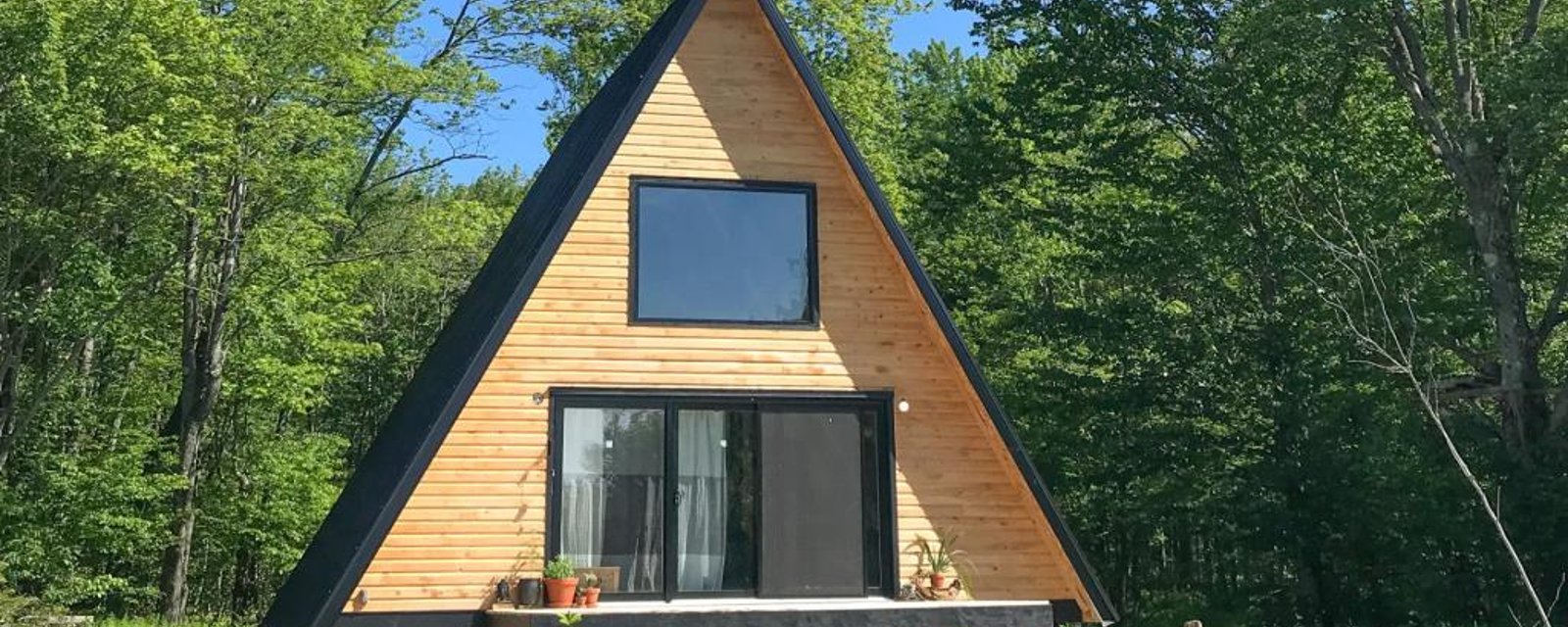 Paisible gîte mi-rustique mi-moderne niché dans 68 175 pi² de nature et de silence