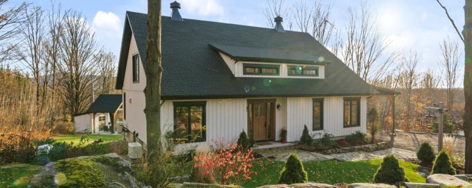 Véritable bijou de style farmhouse moderne situé sur un superbe terrain aménagé de plus de 48 000 pi²