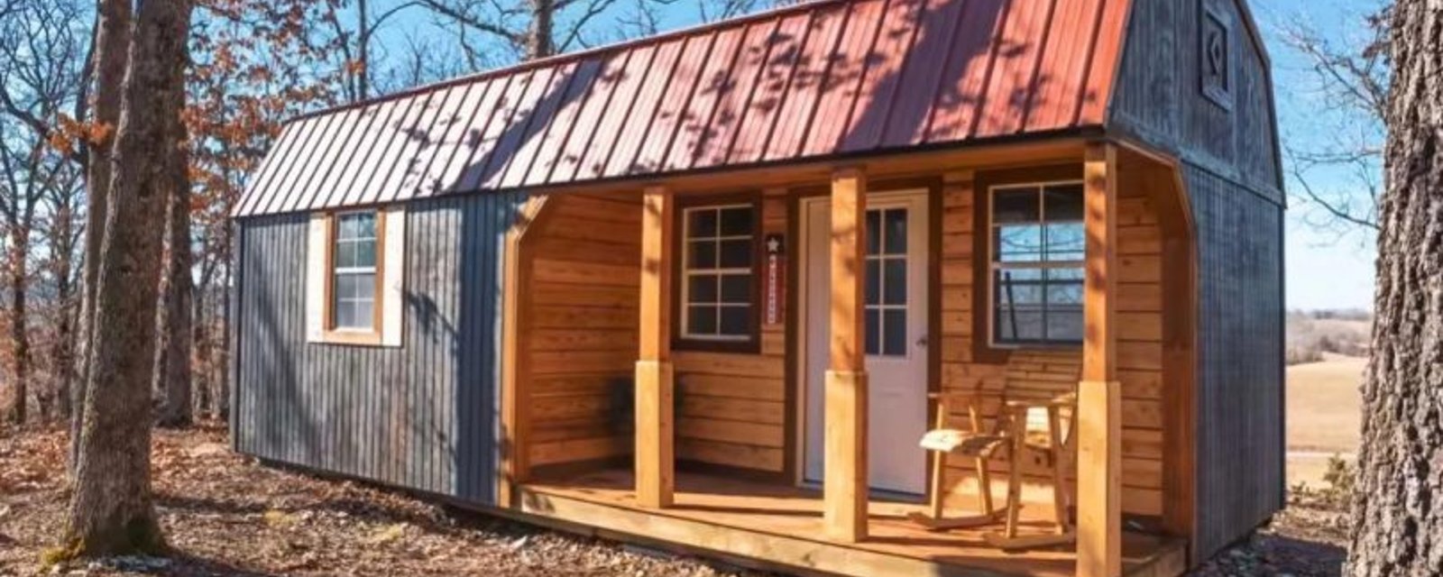 Une famille trouve un ancien hangar abandonné sur sa nouvelle propriété et le transforme en une petite maison confortable