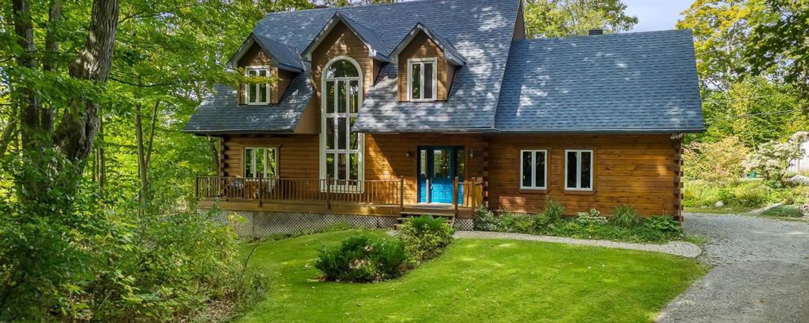 Accueillante maison en bois nichée dans un écrin naturel au bord de l'eau