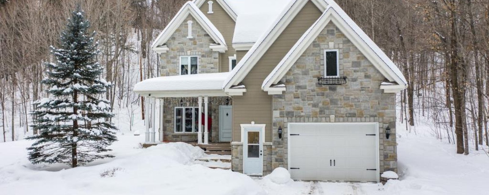 La perle familiale par excellence: cottage clés en main de 18 pièces et son magnifique terrain boisé de 91 734 pi²