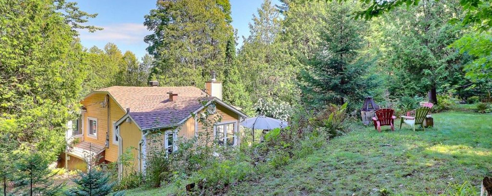 Chaleureusement unique! Refuge érigé en montagne parmi les arbres à vendre pour 310 000$