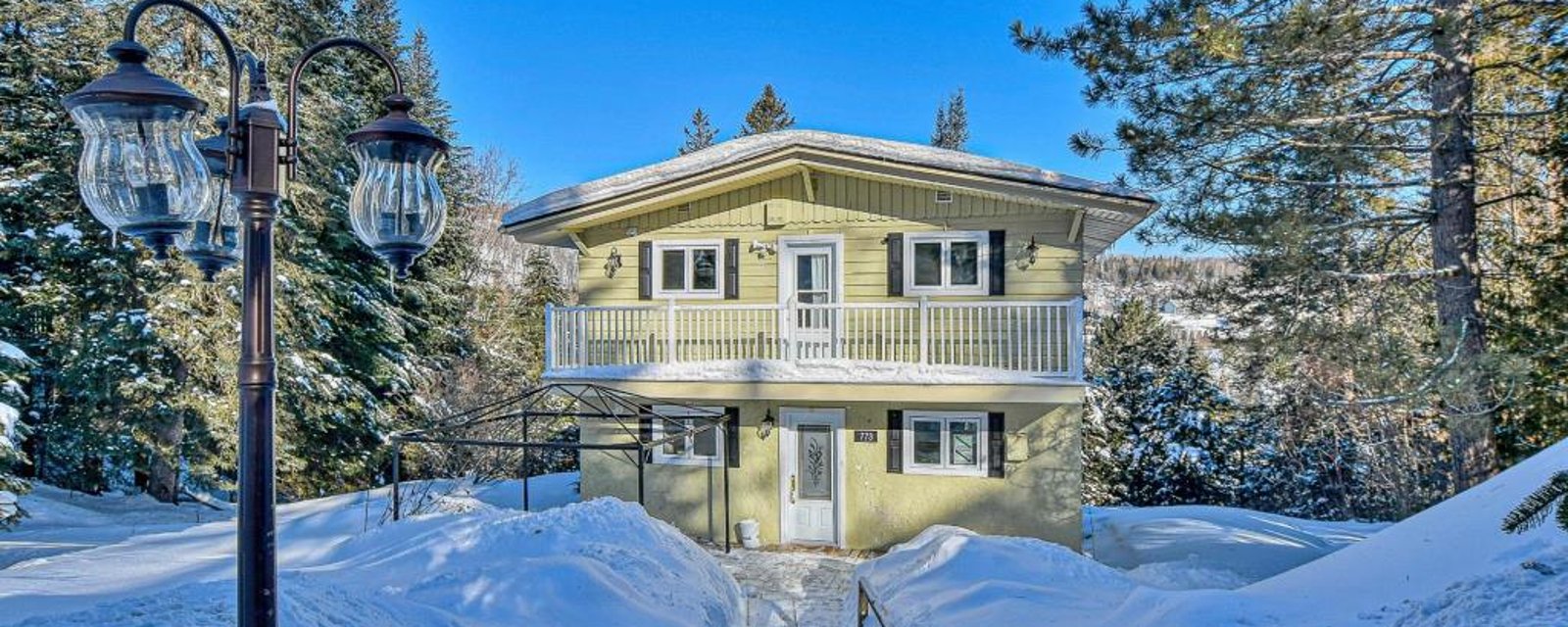 Accueillante et superbement remise au goût du jour, cette résidence vous fera goûter aux plaisirs des Laurentides