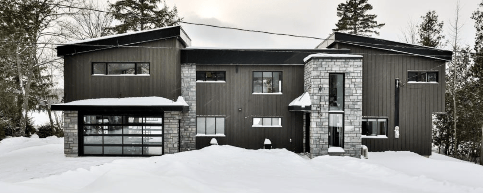 Luxueuse maison sur le bord d'un lac dans un cadre enchanteur