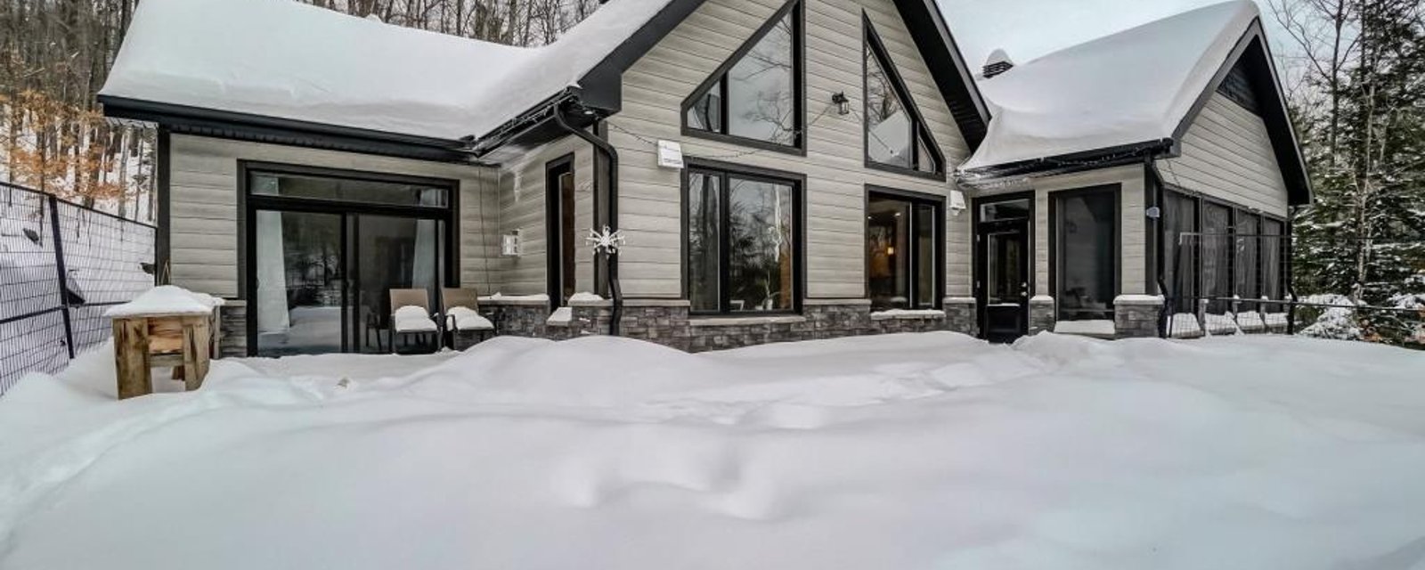 Un intérieur qui a du style, un plancher chauffant, un haut plafond cathédrale : coup de cœur assuré pour cette construction de 2019