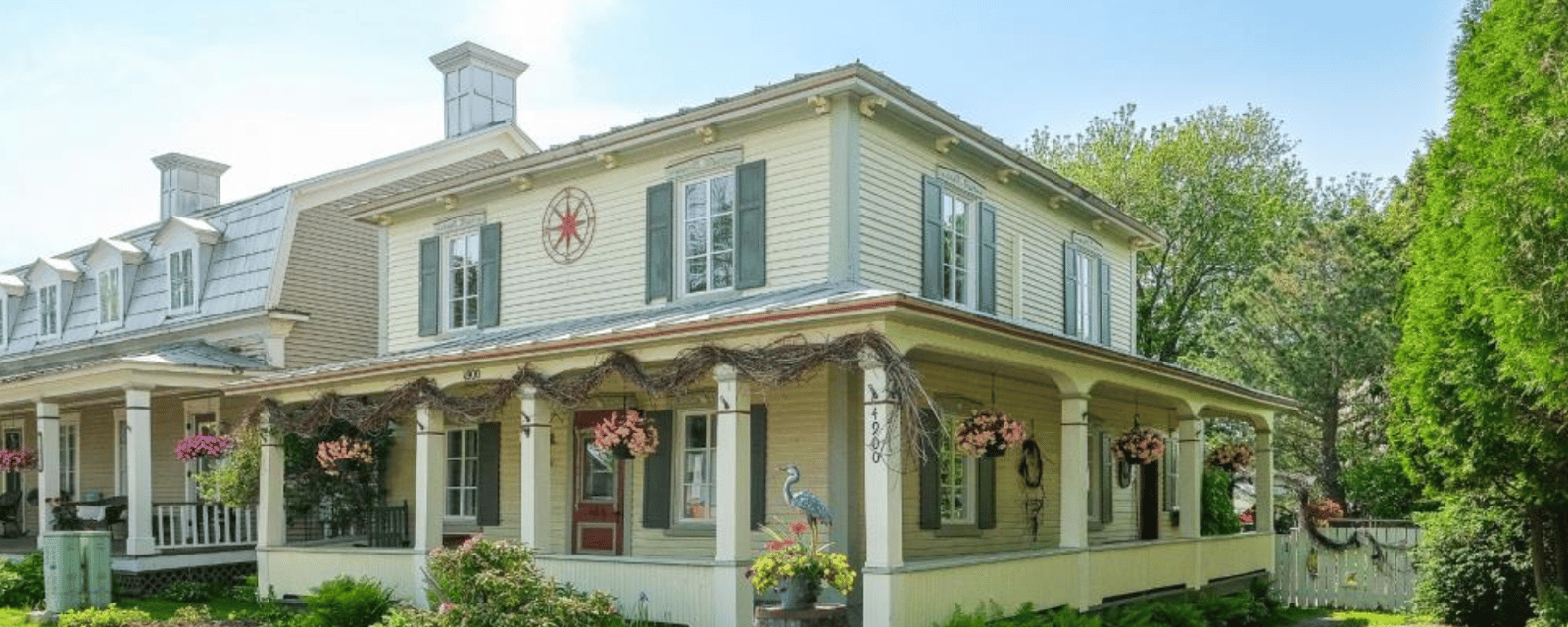 Imposante maison centenaire en bordure du fleuve Saint-Laurent