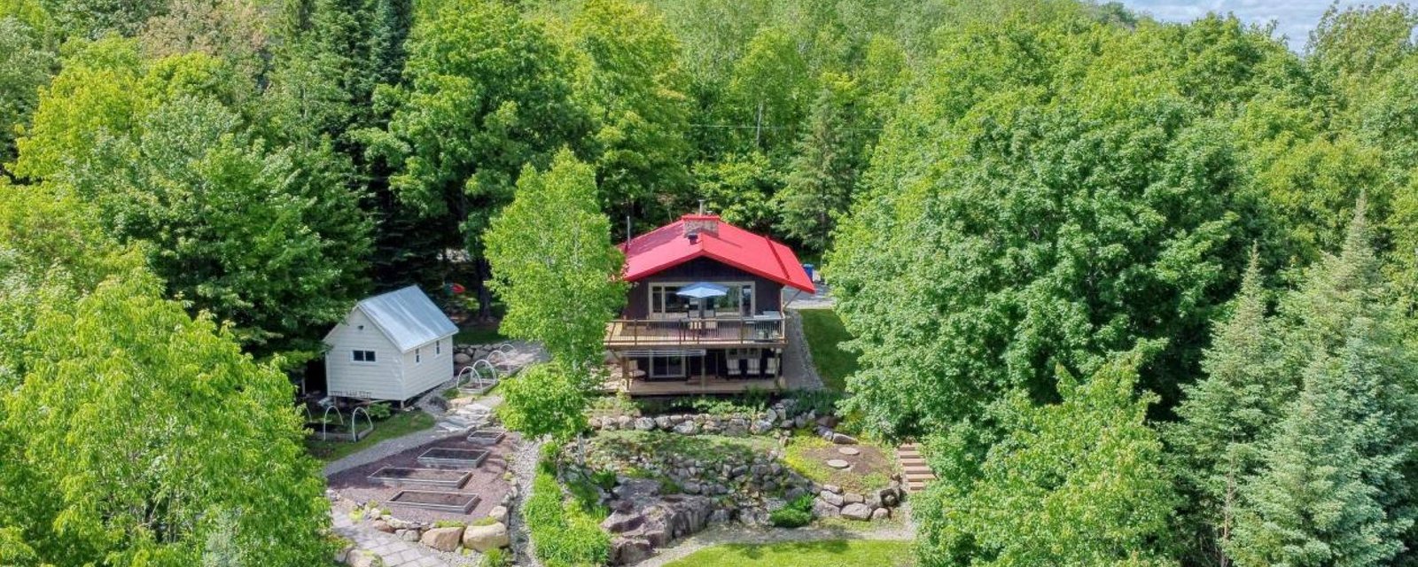 Magnifique clés en main en montagne offrant des vues spectaculaires du haut de son terrain de 35 578 pi²