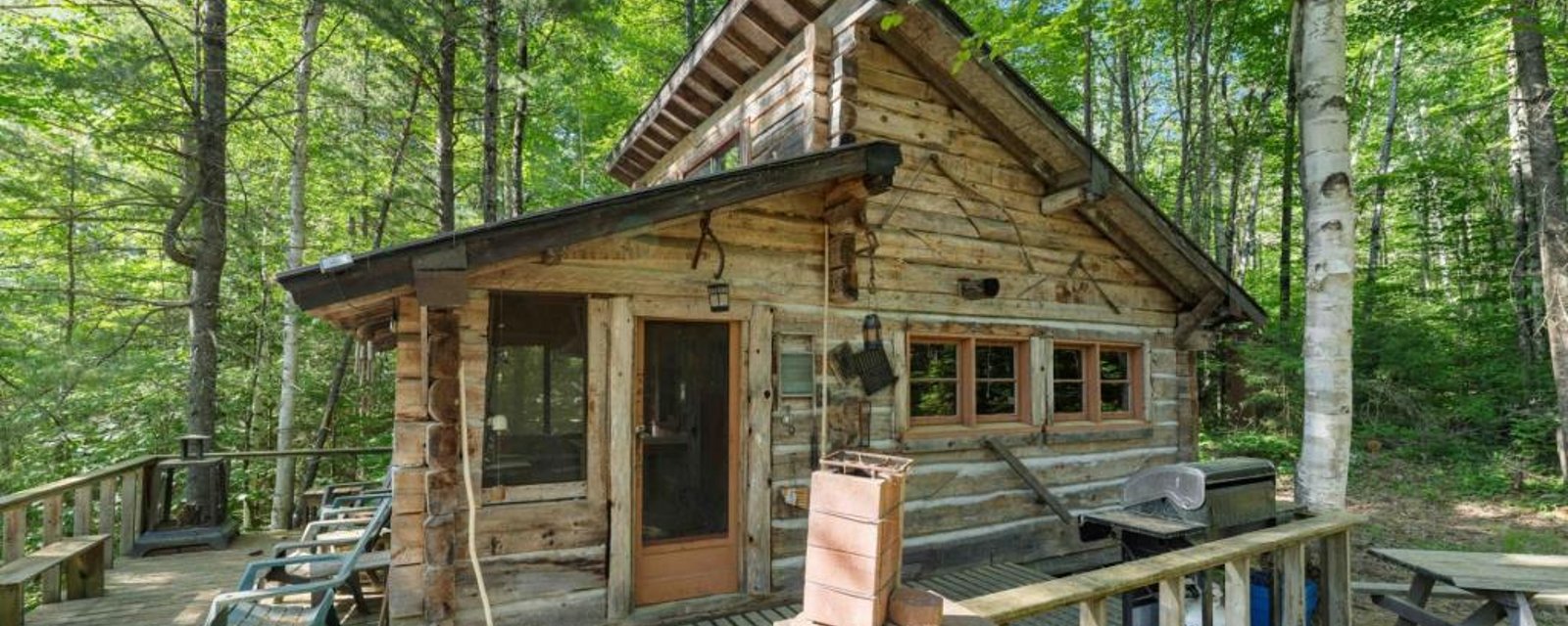 Pittoresque chalet en bois sur un terrain intime au bord de l'eau