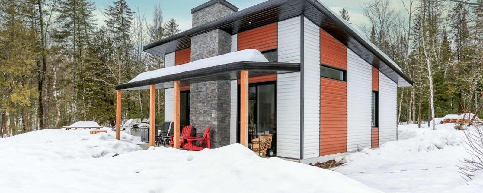 Gîte contemporain tout meublé au cœur d'un boisé de 71 841 pi² bordé par une rivière