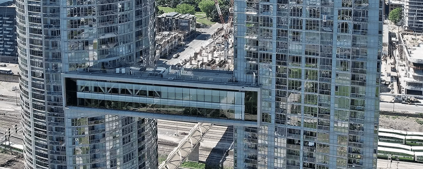 Ce luxueux condo a son salon dans un pont de verre suspendu