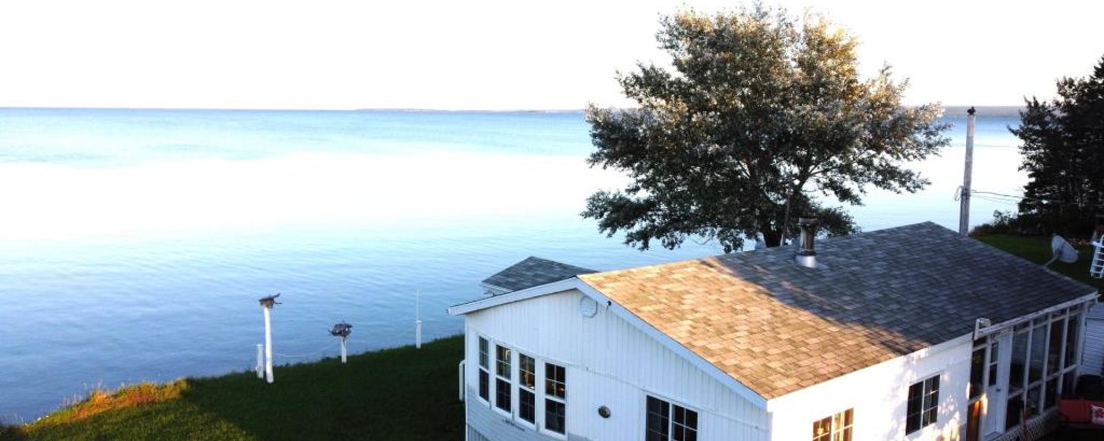 Charme minimaliste et vues grandioses se côtoient dans cette maison au bord de l'eau