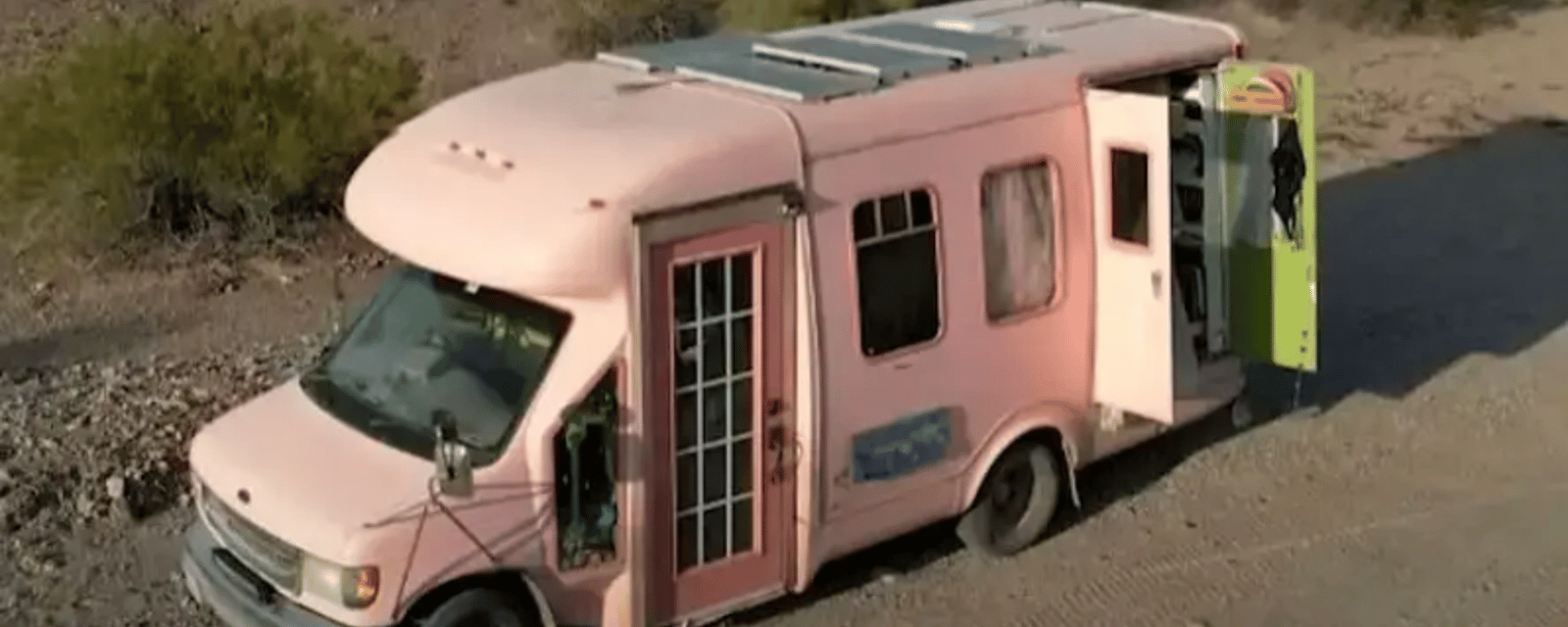 Pour 9000 $ seulement, elle construit un joli petit nid dans un autobus rose