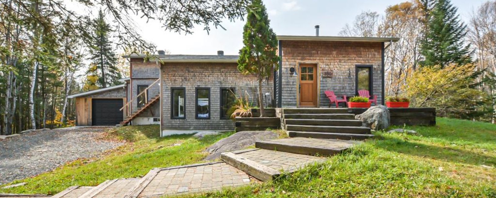 Perle rare au charme rustique sise sur un terrain de 86 004 pi² dans un secteur enchanteur des Laurentides