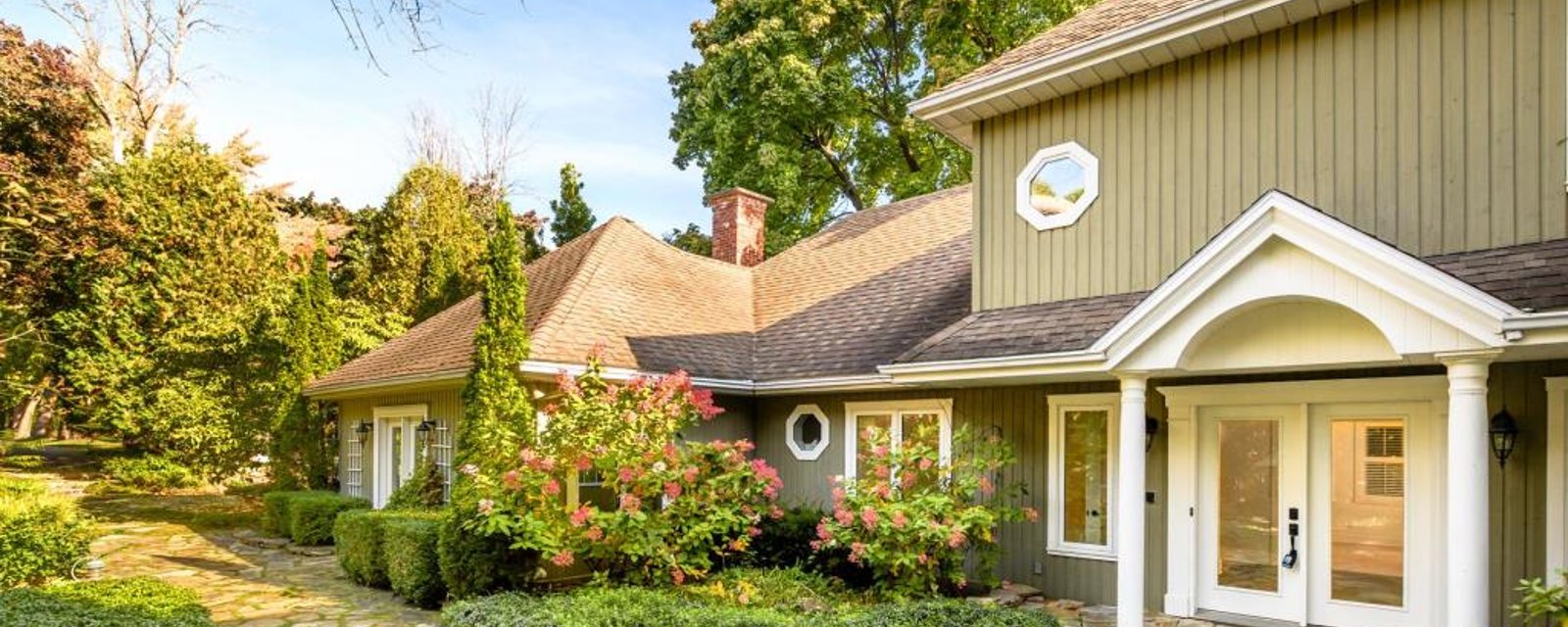 Lumineux cottage magnifiquement rénové niché sur les rives d'un lac 