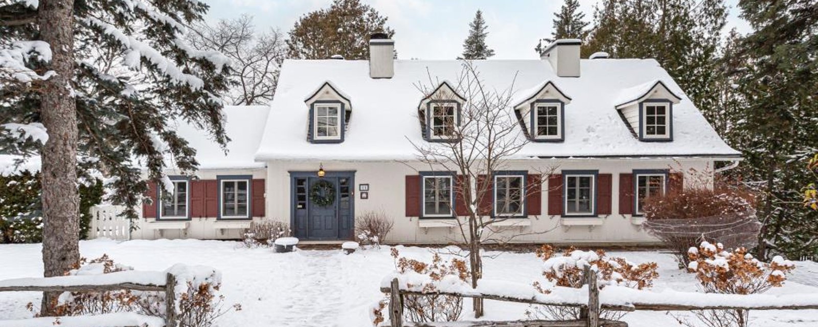 Si accueillante! Goûtez aux charmes des Laurentides dans cette maison parée de chaleureuses boiseries