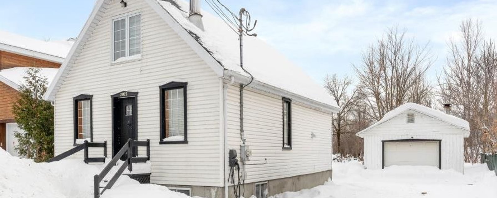 Maison splendidement rénovée avec unité locative et cour sans voisin arrière