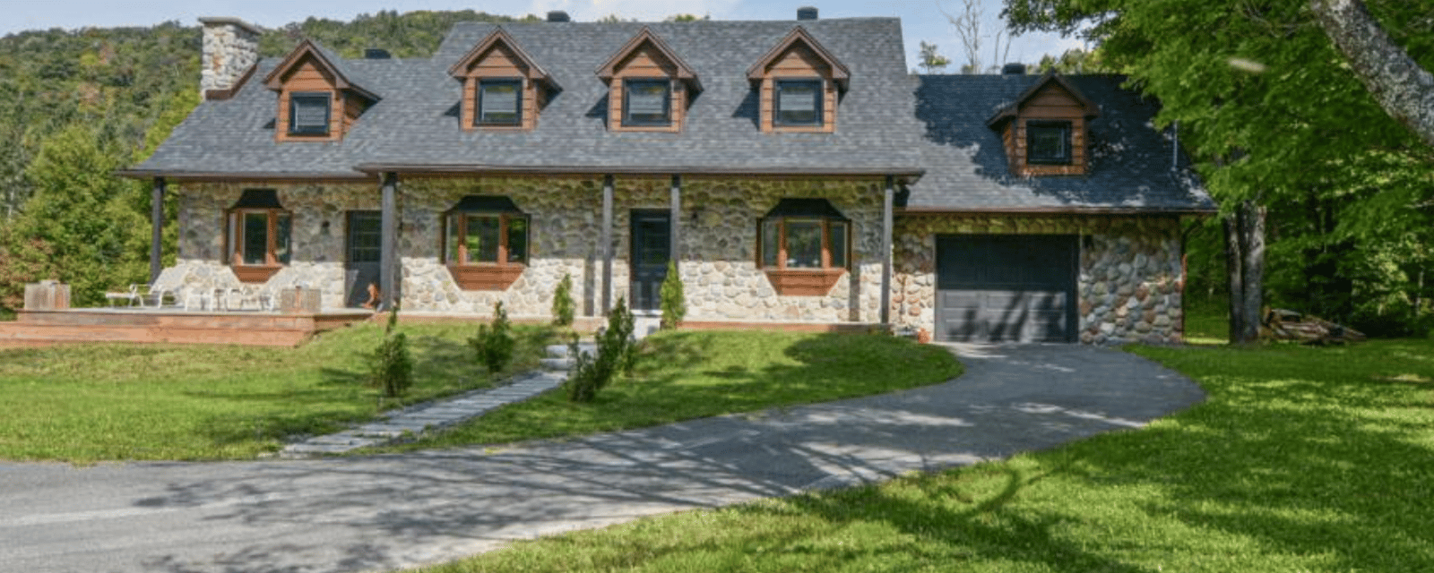 Magnifique chalet en pierres entouré d'arbres matures à vendre dans un petit coin de paradis