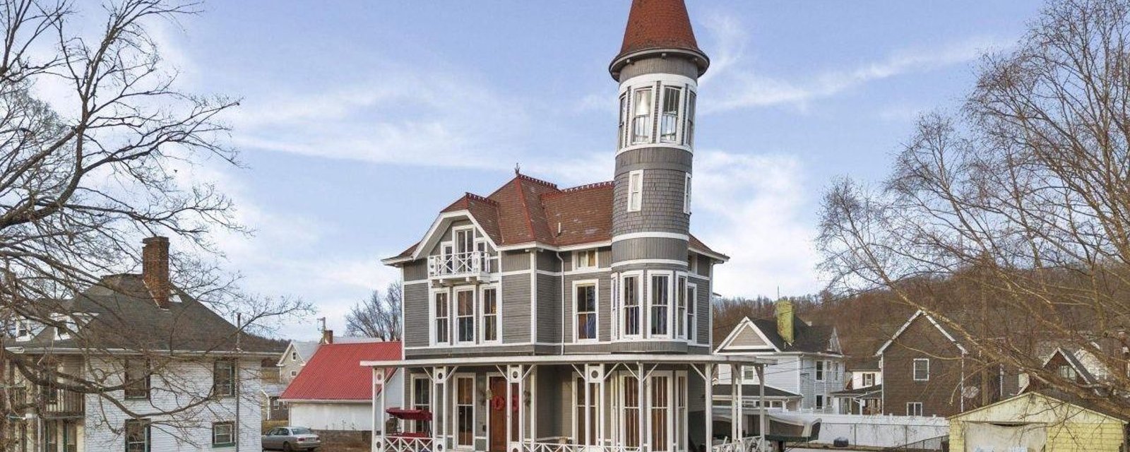 Cette maison fascinante avec une tour penchée fait son grand retour sur le marché 