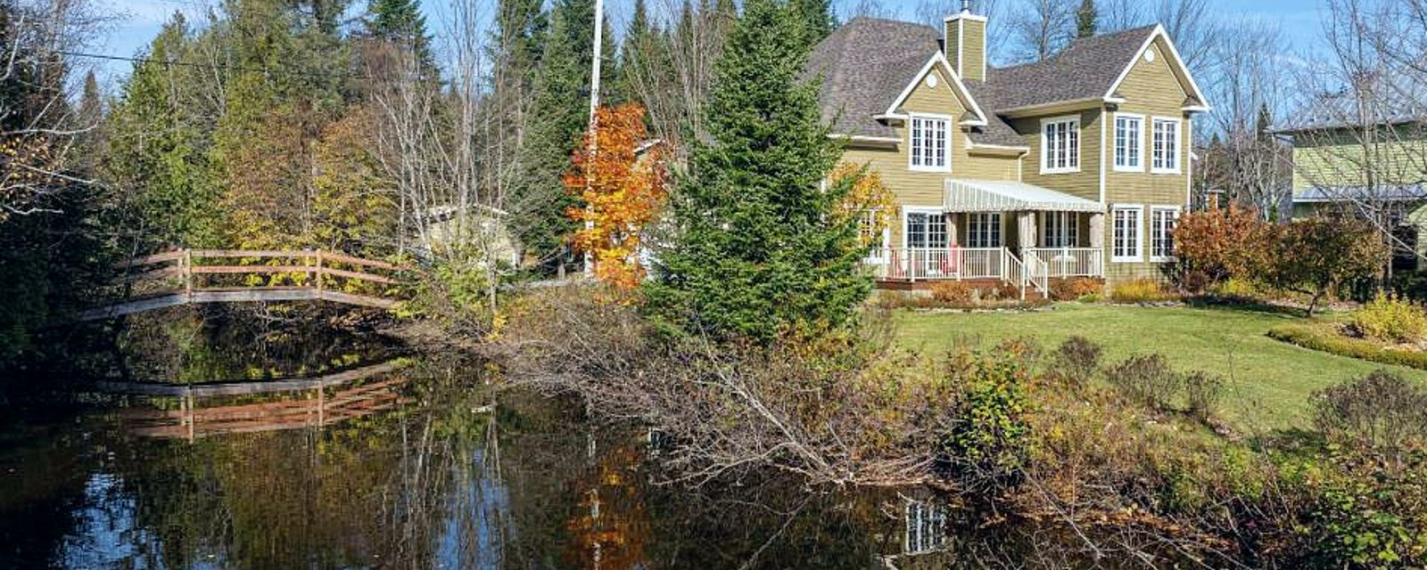 Une vie rêvée au bord de l'eau vous attend dans cet accueillant cottage riverain