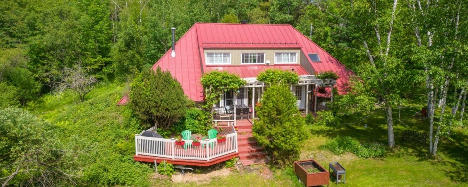 Propriété à l'architecture unique sise sur un terrain de 3 acres à proximité du lac Magog 